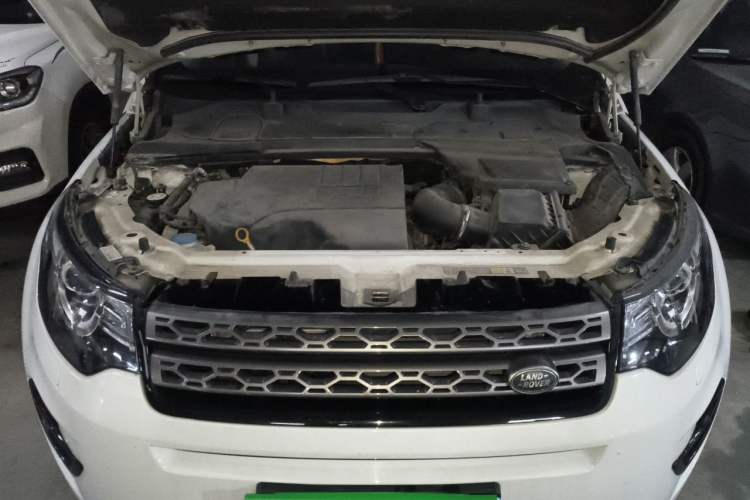 Used Land Rover Discovery Sport 2019 240 PS SE Version China V Standard Engine Bay