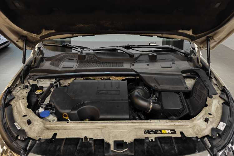 Used Land Rover Discovery Sport 2019 240 PS SE Version China VI Standard Engine Bay