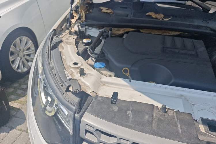 Used Land Rover Discovery Sport 2019 240 PS PURE Edition China VI Standard Engine Bay Right