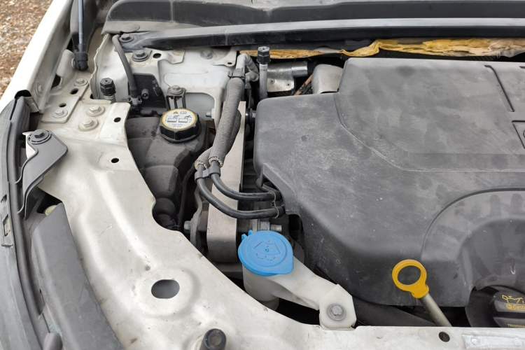 Used Land Rover Discovery Sport 2019 240 PS PURE Edition China VI Standard Engine Bay Right