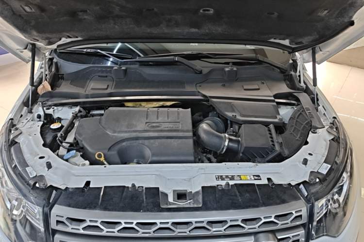 Used Land Rover Discovery Sport 2019 240 PS SE Version China VI Standard Engine Bay