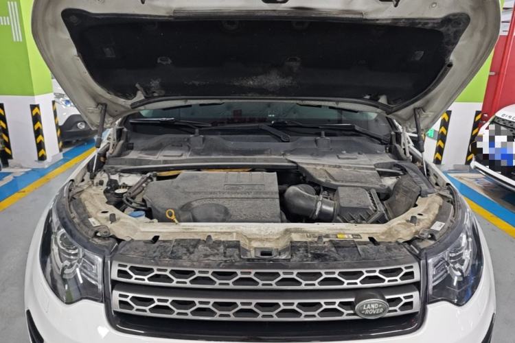 Used Land Rover Discovery Sport 2019 240 PS SE Version China VI Standard Engine Bay