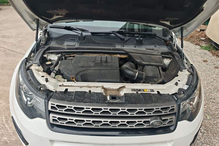 Used Land Rover Discovery Sport 2019 240 PS SE Version China VI Standard Engine Bay