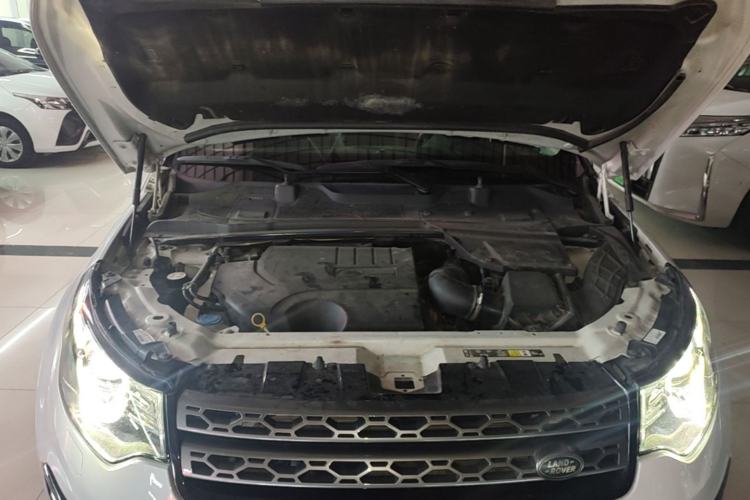 Used Land Rover Discovery Sport 2019 240 PS SE Version China VI Standard Engine Bay