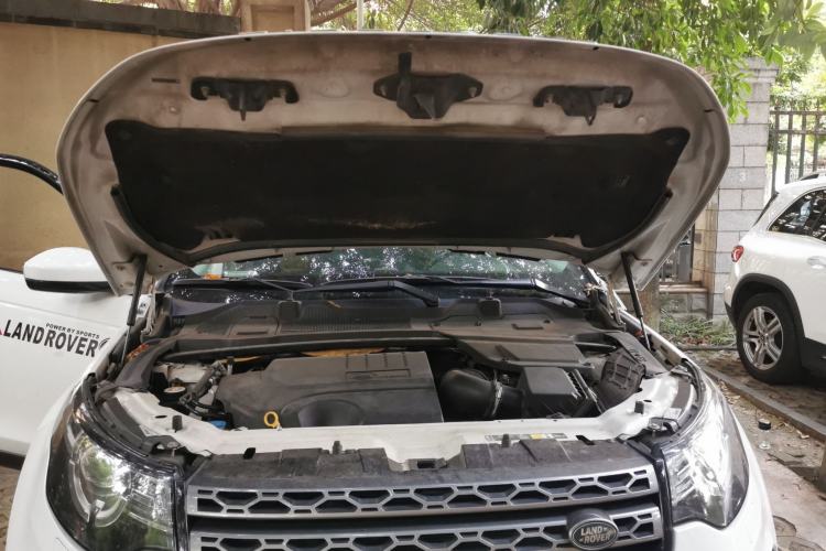 Used Land Rover Discovery Sport 2019 240 PS SE Version China VI Standard Engine Bay