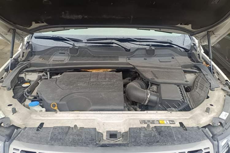 Used Land Rover Discovery Sport 2019 240 PS SE Version China VI Standard Engine Bay