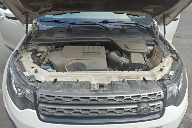 Used Land Rover Discovery Sport 2019 240 PS SE Version China VI Standard Engine Bay