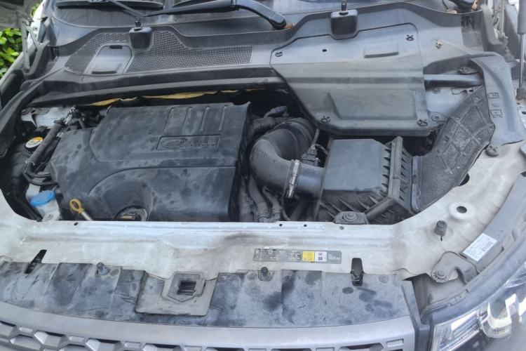 Used Land Rover Discovery Sport 2019 240 PS SE Version China VI Standard Engine Bay
