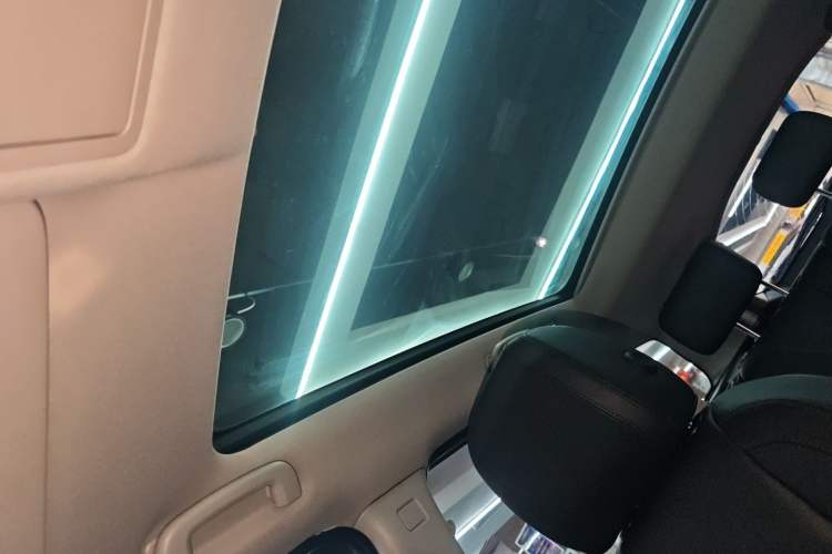 Used Land Rover Discovery Sport 2019 240 PS SE Version China VI Standard Headliner