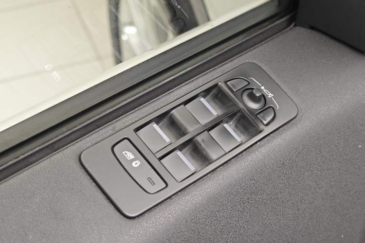 Used Land Rover Discovery Sport 2019 240 PS SE Version China VI Standard Interior 1