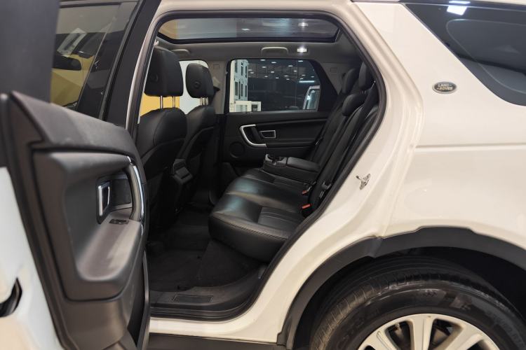 Used Land Rover Discovery Sport 2019 240 PS SE Version China VI Standard Interior 9