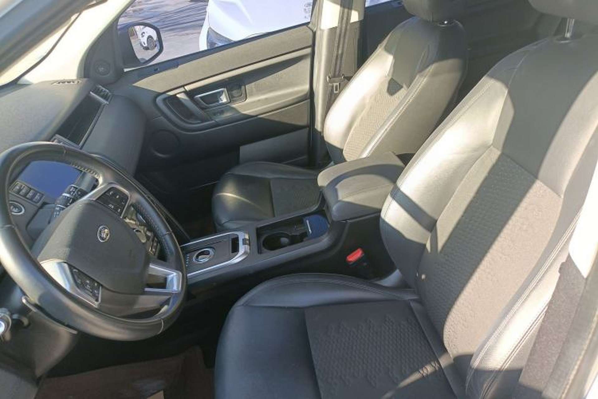 Used Land Rover Discovery Sport 2019 240 PS PURE Edition China VI Standard Left Front Seat