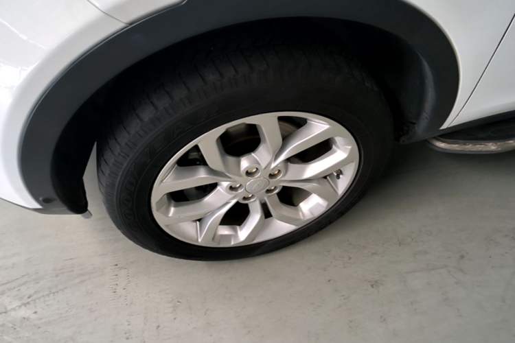 Used Land Rover Discovery Sport 2019 240 PS HSE Version China VI Standard Left Front Wheel Hub