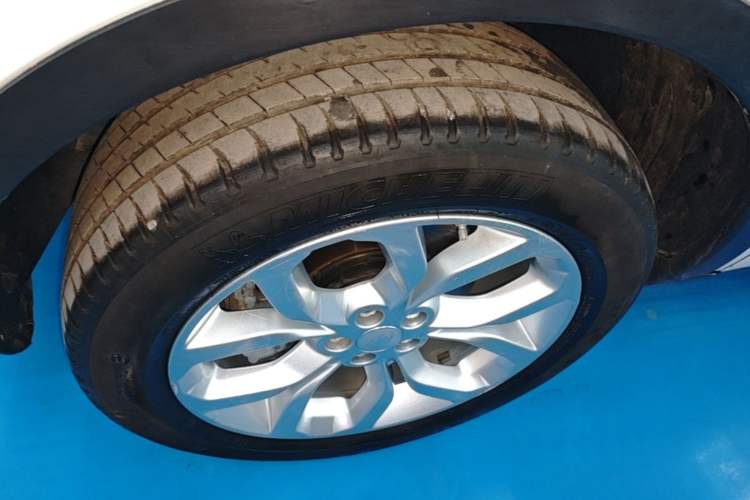 Used Land Rover Discovery Sport 2019 240 PS HSE Version China VI Standard Left Front Wheel Hub