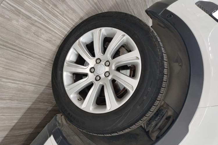 Used Land Rover Discovery Sport 2019 240 PS SE Version China VI Standard Left Front Wheel Hub