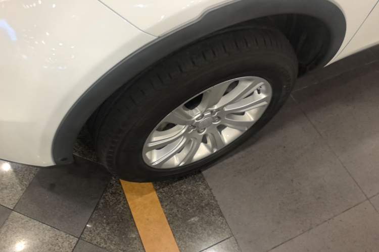 Used Land Rover Discovery Sport 2019 240 PS SE Version China VI Standard Left Front Wheel Hub