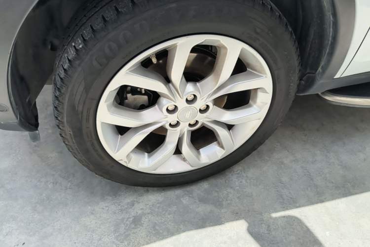 Used Land Rover Discovery Sport 2019 240 PS HSE Version China V Standard Left Front Wheel Hub