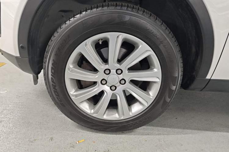 Used Land Rover Discovery Sport 2019 240 PS SE Version China VI Standard Left Front Wheel Hub