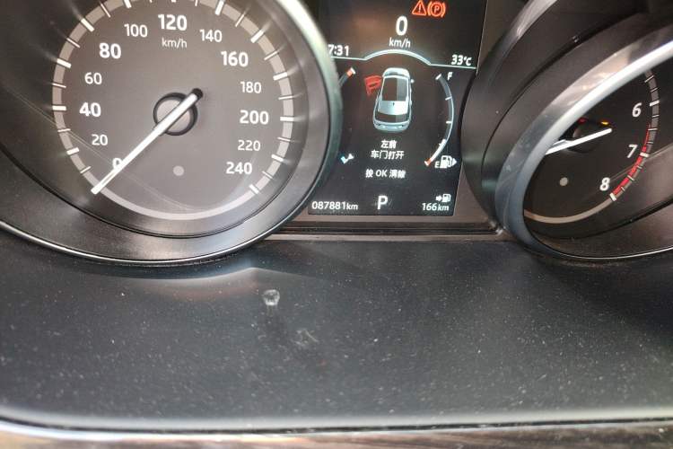 Used Land Rover Discovery Sport 2019 240 PS HSE Version China VI Standard Odometer Close Up
