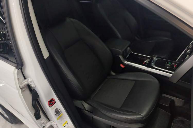 Used Land Rover Discovery Sport 2019 200PS PURE Edition China VI Standard Right Front Seat