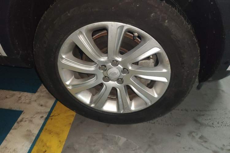 Used Land Rover Discovery Sport 2019 240 PS SE Version China VI Standard Right Front Wheel Hub