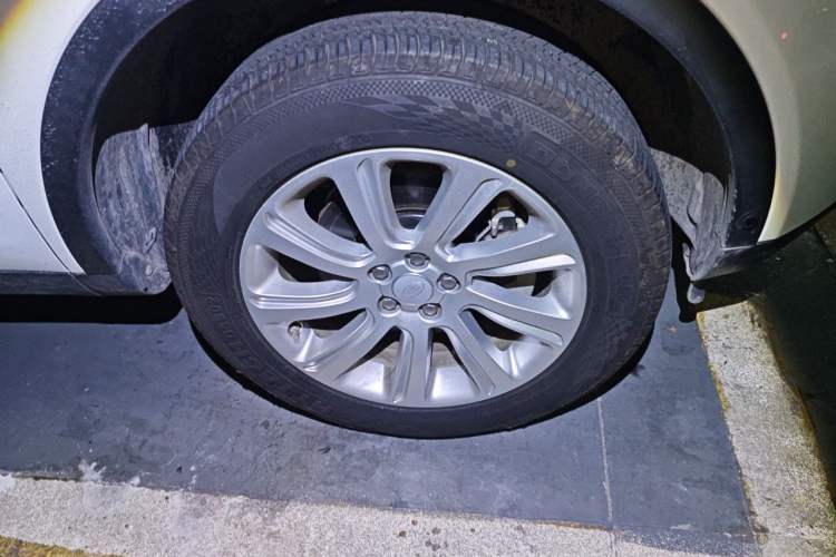 Used Land Rover Discovery Sport 2019 240 PS PURE Edition China VI Standard Right Front Wheel Hub