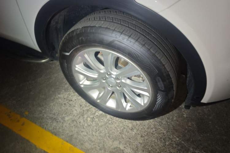 Used Land Rover Discovery Sport 2019 240 PS PURE Edition China VI Standard Right Front Wheel Hub