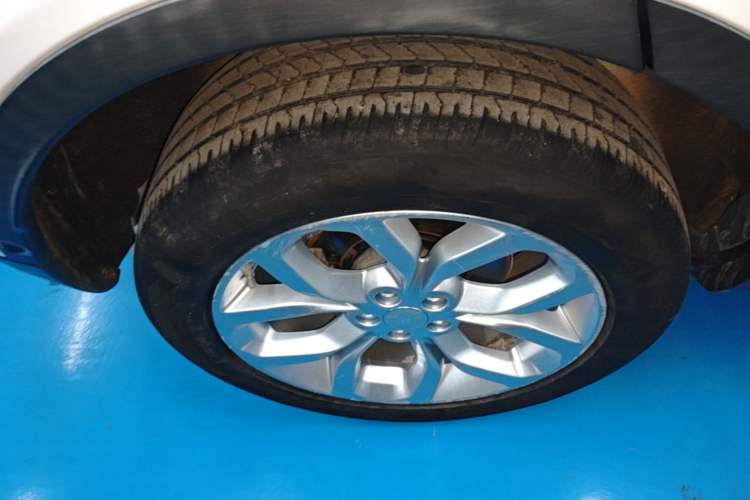 Used Land Rover Discovery Sport 2019 240 PS HSE Version China VI Standard Right Rear Wheel Hub