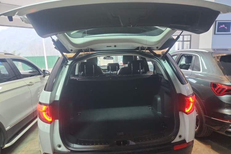 Used Land Rover Discovery Sport 2019 240 PS PURE Edition China VI Standard Trunk