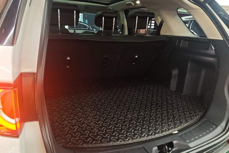 Used Land Rover Discovery Sport 2019 240 PS SE Version China VI Standard Trunk