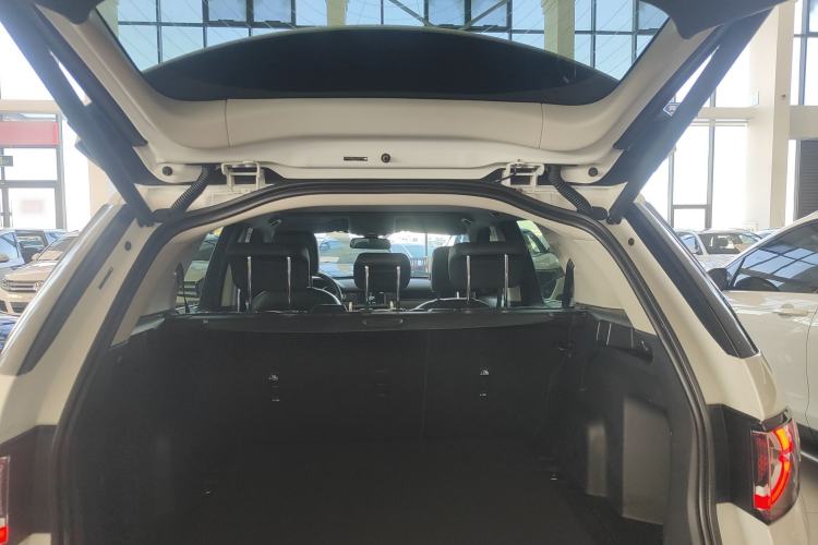 Used Land Rover Discovery Sport 2019 240 PS SE Version China VI Standard Trunk