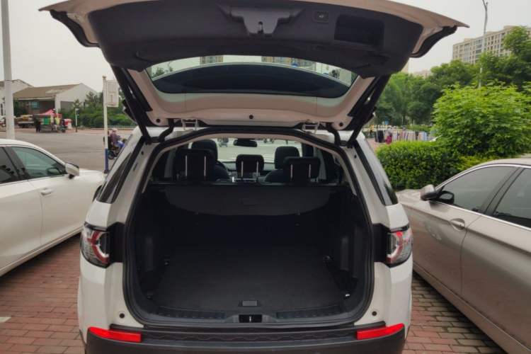 Used Land Rover Discovery Sport 2019 240 PS SE Version China VI Standard Trunk