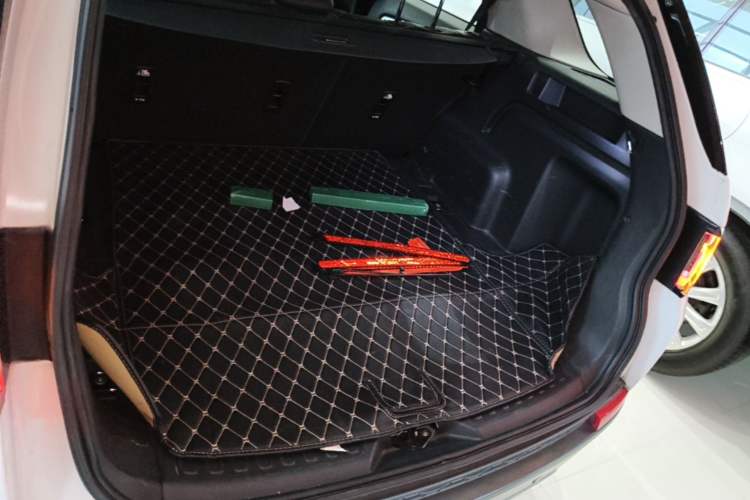 Used Land Rover Discovery Sport 2019 240 PS SE Version China VI Standard Trunk