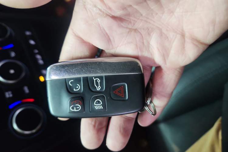 Used Land Rover Discovery Sport 2019 240 PS PURE Edition China VI Standard Vehicle Key