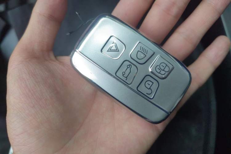 Used Land Rover Discovery Sport 2019 240 PS PURE Edition China VI Standard Vehicle Key