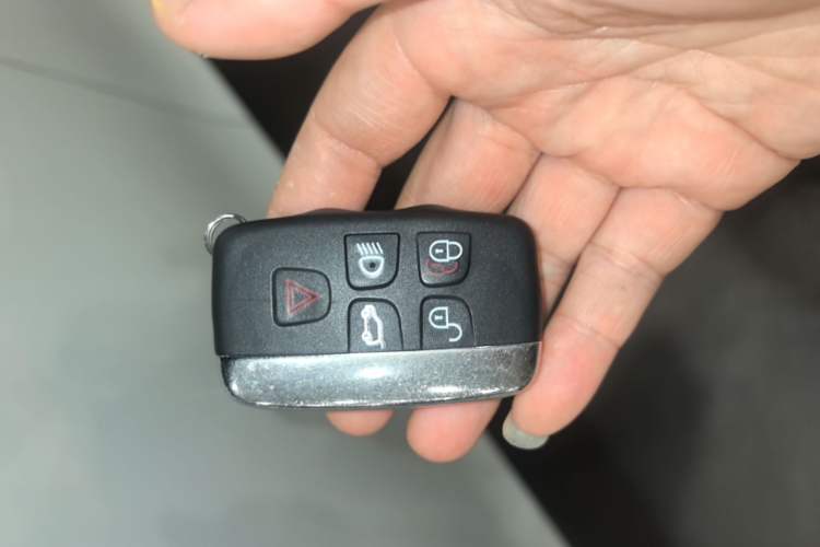 Used Land Rover Discovery Sport 2019 240 PS SE Version China VI Standard Vehicle Key