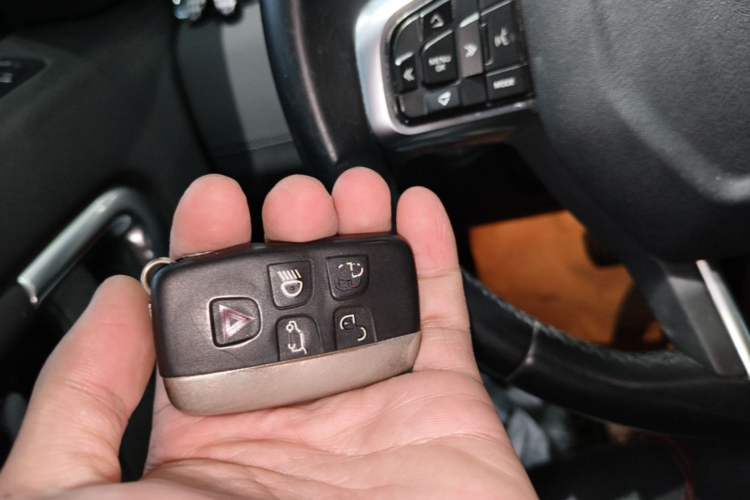Used Land Rover Discovery Sport 2019 240 PS SE Version China VI Standard Vehicle Key