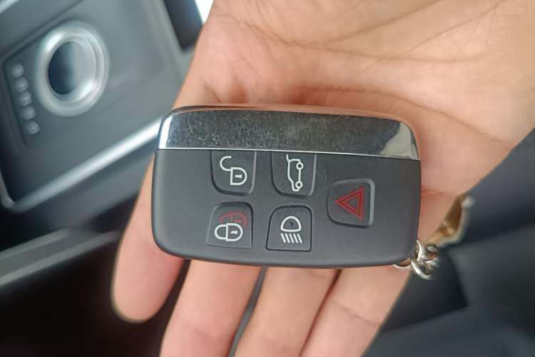 Used Land Rover Discovery Sport 2019 240 PS SE Version China VI Standard Vehicle Key