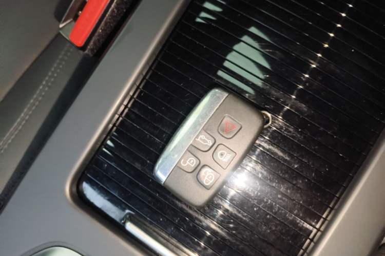 Used Land Rover Discovery Sport 2019 240 PS SE Version China VI Standard Vehicle Key