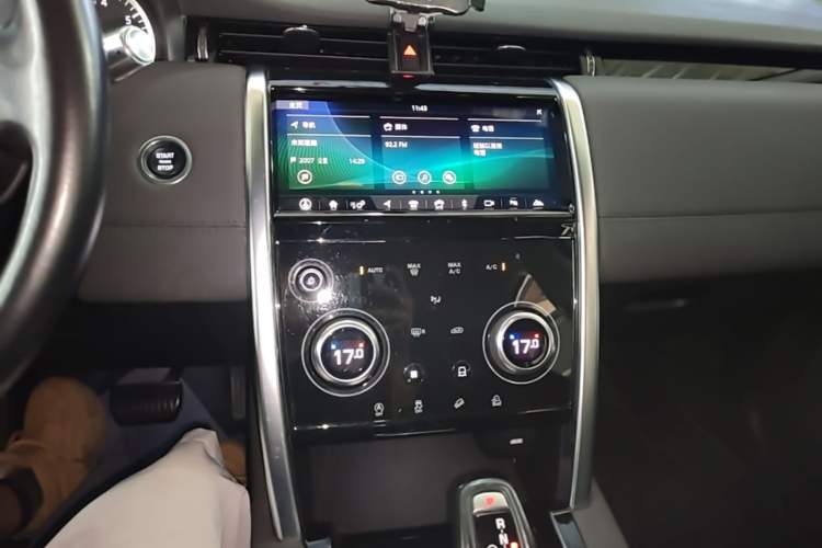 Used Land Rover Discovery Sport 2020 200 PS Family Edition Audio And AC Panel