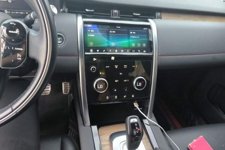 Used Land Rover Discovery Sport 2020 249 PS R-Dynamic Performance Edition Audio And AC Panel