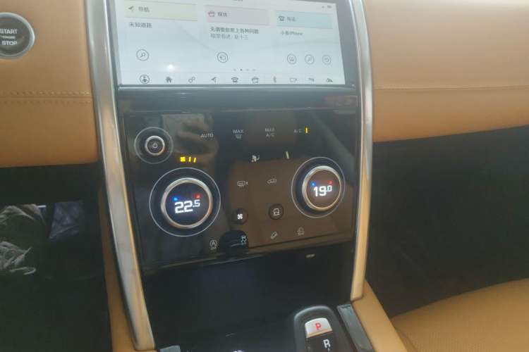 Used Land Rover Discovery Sport 2020 200 PS Family Edition Audio And AC Panel