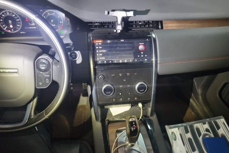 Used Land Rover Discovery Sport 2020 249 PS R-Dynamic Performance Edition Audio And AC Panel