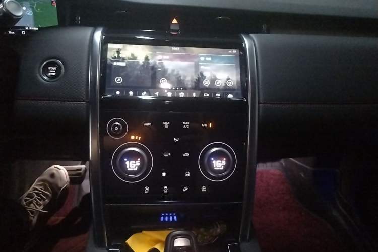 Used Land Rover Discovery Sport 2020 249 PS R-Dynamic Performance Tech Edition 5 Seats Audio And AC Panel