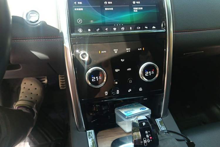Used Land Rover Discovery Sport 2020 249 PS R-Dynamic Performance Edition Audio And AC Panel