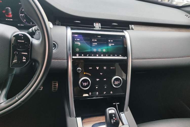 Used Land Rover Discovery Sport 2020 249 PS R-Dynamic Performance Edition Audio And AC Panel