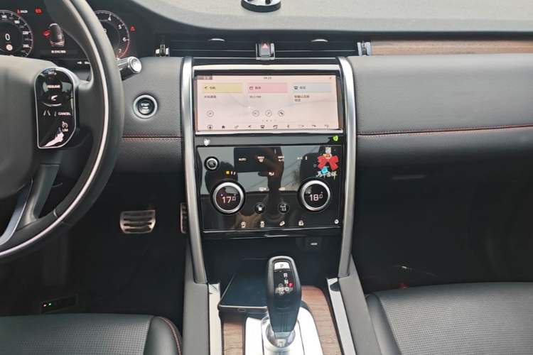 Used Land Rover Discovery Sport 2020 249 PS R-Dynamic Performance Edition Audio And AC Panel