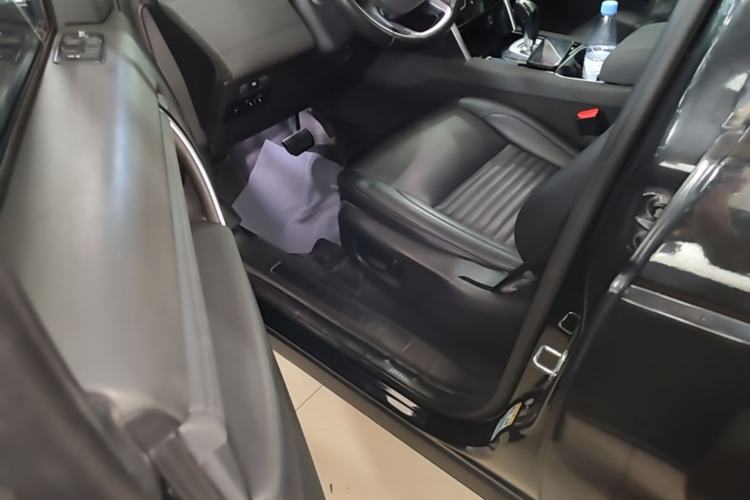 Used Land Rover Discovery Sport 2020 200 PS Family Edition Driver Seat