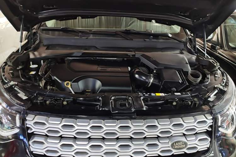 Used Land Rover Discovery Sport 2020 200 PS Family Edition Engine Bay