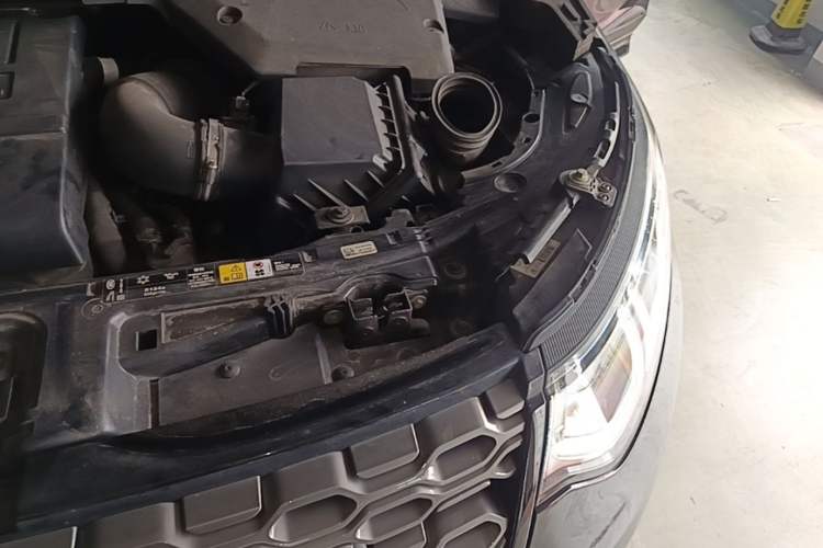 Used Land Rover Discovery Sport 2020 249 PS R-Dynamic Performance Edition Engine Bay Left